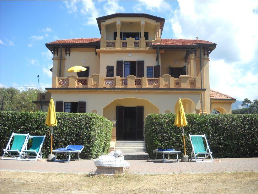 Ostello Apuano Marina Di Carrara Exterior photo